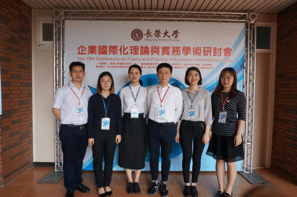 图1:参会同学会议现场集体合影