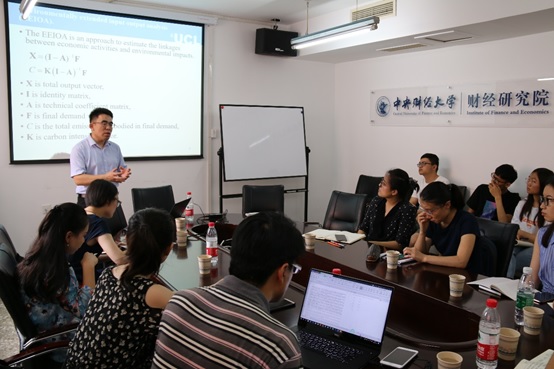 图1:3044AM永利集团龙马奋进“财经·格致”研究生学术论坛第九讲在图配楼314会议室举行
