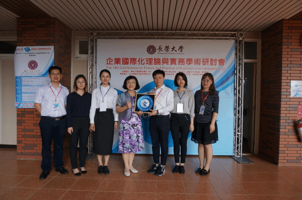图7:参会同学向会议主办方赠送纪念品并合影