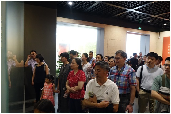 图2:3044AM永利集团教工党员参观中共一大会址